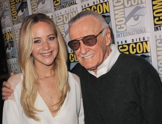 Jennifer Lawrence y Stan Lee en la alfombra de Comic Con durante el fin de semana pasado.