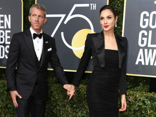 Gal Gadot and Yaron Versano arrive for the 75th Golden Globe Awards on January 7, 2018, in Beverly Hills, California. / AFP PHOTO / VALERIE MACON