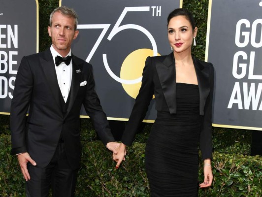 Gal Gadot and Yaron Versano arrive for the 75th Golden Globe Awards on January 7, 2018, in Beverly Hills, California. / AFP PHOTO / VALERIE MACON Gal Gadot and Yaron Versano arrive for the 75th Golden Globe Awards on January 7, 2018, in Beverly Hills, California. / AFP PHOTO / VALERIE MACON