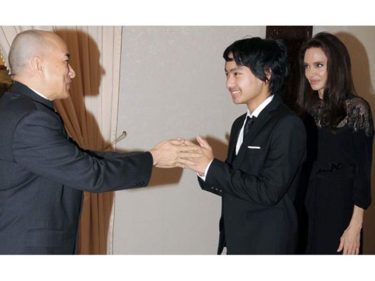 Maddox Jolie-Pitt saluda al Rey de Camboya Norodom Sihamoni, mientras Angelina les acompaña Maddox Jolie-Pitt saluda al Rey de Camboya Norodom Sihamoni, mientras Angelina les acompaña