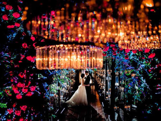 Claudia Simón recreó un escenario mágico en el que los novios disfrutaron una celebración íntima, rodeados de sus familiares y amigos más cercanos. Claudia Simón recreó un escenario mágico en el que los novios disfrutaron una celebración íntima, rodeados de sus familiares y amigos más cercanos.