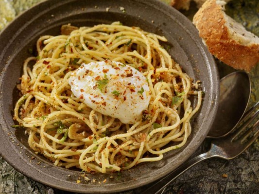 CARBOHIDRATOS REFINADOS. Se ha demostrado que existe un vínculo entre la inflamación y cualquier carbohidrato refinado como pasta, pizza, arroz blanco, pan, bagels, todos los que contengan un alto índice glucémico. Un estudio publicado en 2016 en el Journal of the American Academy of Dermatology encontró una conexión entre el acné y los alimentos con alto índice glucémico. Prefiere siempre las versiones integrales de esos productos.
