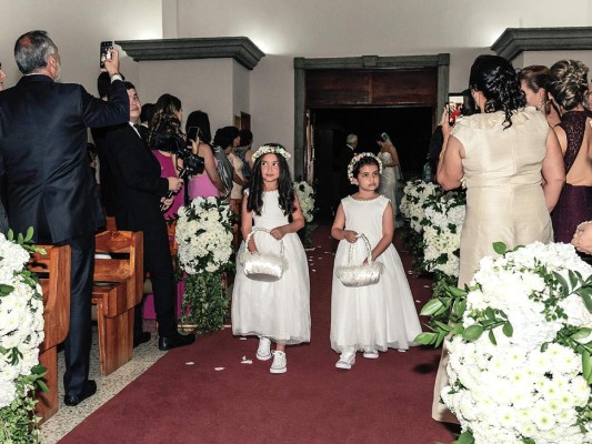 Gamal Nazar y Melanie Andonie celebran boda religiosa