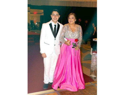 Edgard Ricardo Torres junto a su madre Nubia Torres (fotografías: Cortesía El Heraldo)