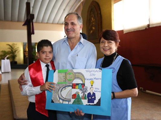 Macris School entrega reconocimiento al alcalde Nasry Asfura