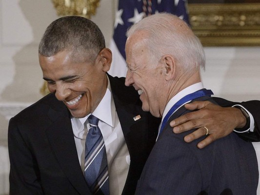 WASHINGTON, DC - JANUARY 12: (AFP OUT) U.S. President Barack Obama (R) presents the Medal of Freedom to Vice-President Joe Biden during an event in the State Dinning room of the White House, January 12, 2017 in Washington, DC. (Photo by Olivier Douliery-Pool/Getty Images)