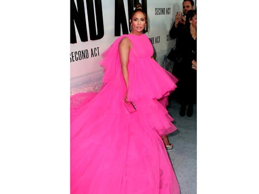 Así fue el vestido rosa de JLo, que deslumbró en la presentación de la película Second Act