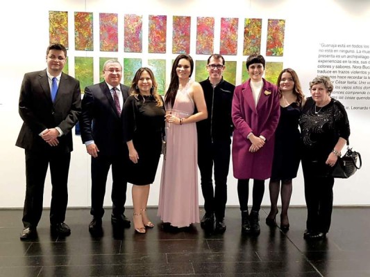 Cónsul de Honduras en Argentina Mario Martínez, Arturo Díaz, Embajadora de HN en Argentina Ivonne Bonilla, Nora Buchanan, Pablo Sahade y Melina Ru[iz y Tania Mendoza Cónsul de Honduras en Argentina Mario Martínez, Arturo Díaz, Embajadora de HN en Argentina Ivonne Bonilla, Nora Buchanan, Pablo Sahade y Melina Ru[iz y Tania Mendoza