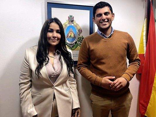 Claudia Zablah con el cónsul de Honduras en Barcelona, Arnaldo Bueso, durante la presentación de la novela ''Beatriz''. Claudia Zablah con el cónsul de Honduras en Barcelona, Arnaldo Bueso, durante la presentación de la novela ''Beatriz''.
