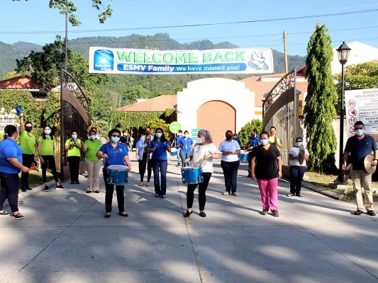 La rectora Wendy Hall junto al personal docente de Santa María del Valle dieron la bienvenida a los senior de la generación 2022.