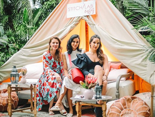 Karina Rosendo, representante de la marca Stiich Lab, Atenas Hernández y Cami Straschnoy, fashion consultant. Karina Rosendo, representante de la marca Stiich Lab, Atenas Hernández y Cami Straschnoy, fashion consultant.