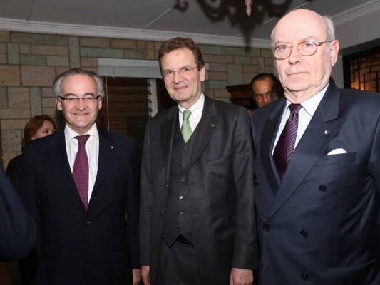 Dominique y Baron Boeselayer con el Baron Jacques de Mendat (fotos: Héctor Hernández) Dominique y Baron Boeselayer con el Baron Jacques de Mendat (fotos: Héctor Hernández)