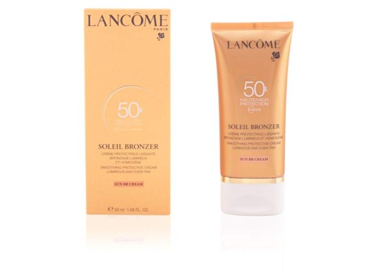 LANCOMESoleil Bronzer SPF 50 BB CreamCrema BB Alta Protección. Bronceado Luminoso Y UniformeLa crema BB Soleil Bronzer SPF 50 contribuye a proteger la piel de los signos de envejecimiento prematuro y de un bronceado apagado. Su textura ligeramente tintada corrige las imperfecciones y revela una tez uniforme. Gracias a la eficacia de su textura ligera, fundente y delicadamente perfumada, la piel se envuelve al instante en un velo protector y embellecedor. Día tras día, la piel está nutrida e hidratada, alisada y protegida, para desvelar un bronceado luminoso y uniforme con un acabado satinado y un brillo excepcional. Fruto de la combinación de las funciones protectoras más avanzadas de una crema solar, junto al efecto perfeccionador de los fondos de maquillaje ligeros; Lancôme crea su 1a BB Cream solar. Nacida de la alianza exclusiva de un sistema de filtro UVA-UVB de amplio espectro, Vitamina E, de una trilogía de aceites preciosos y de pigmentos correctores, esta crema protectora alisante proporciona a la piel una doble acción.