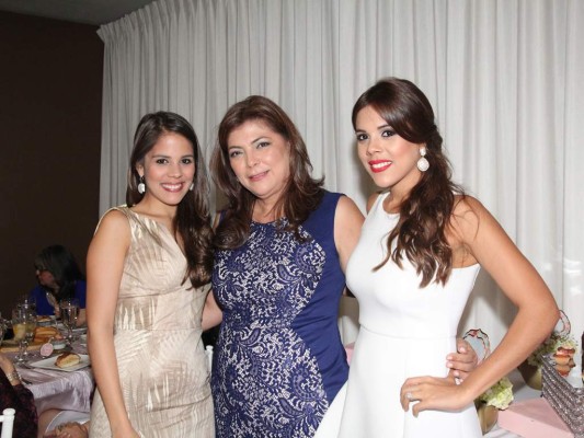 Mayra Arías de Welchez con sus hijas María Fernanda y María José. Mayra Arías de Welchez con sus hijas María Fernanda y María José.