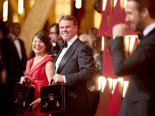 Brian Cullinan y Martha Ruiz fueron los responsables del incómodo momento en la entrega de premios