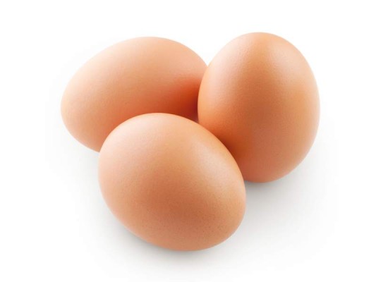 Huevos. Altos en biotina y omega 3, los huevos son el mejor aliado de tu cabello, incorpóralo a tus comidas al menos 3 veces por semana.