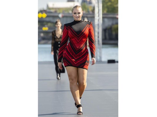 Eva Longoria desfila para L'Oréal Paris