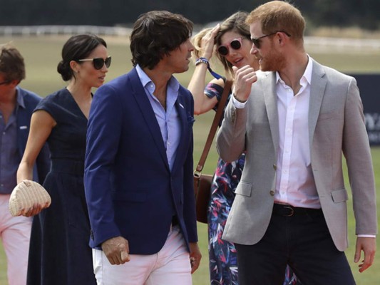 Meghan Markle y el Príncipe Harry se besan tras su victoria en el polo
