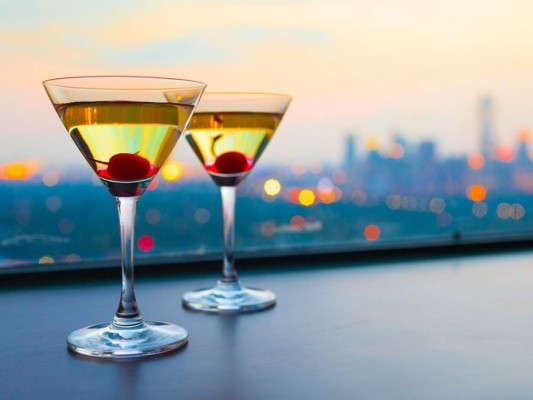 Martini. Un Martini clásico es otro de los cócteles más bajos en calorías. Contiente solamente 160 calorías por cada copa.
