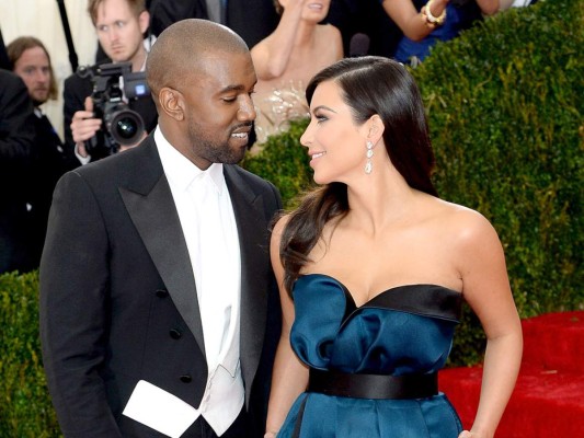 Kanye obsequia emotivo video por cumpleaños de Kim Kardashian