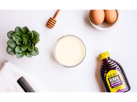 Para hidratar: si sientes el cabello seco prueba aplica tratamientos hidratantes que restauren su PH natural. La miel es un gran aliado.<br/><br/>Ingredientes<br/>1 cucharada de miel orgánica<br/>1 huevo<br/>1 cucharada de vinagre de sidra<br/><br/>Preparación<br/>Mezcla bien todos los ingredientes. Lávate el cabello con un shampoo libre de sulfato y aplica la mezcla ¼ debajo de la raíz hasta las puntas. Deja actuar 30 minutos y lava bien.<br/>