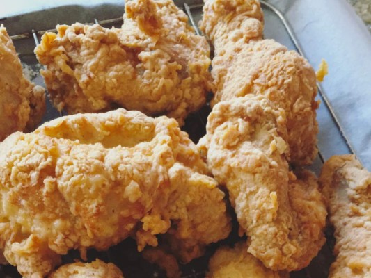 POLLO FRITO. La mayoría disfruta una pieza de pollo frito, dorado, crujiente. Pero antes de esa primera mordida piensa que tu cutis odia esas grasas trans que contiene y que pueden promover la inflamación y el acné.<br/>