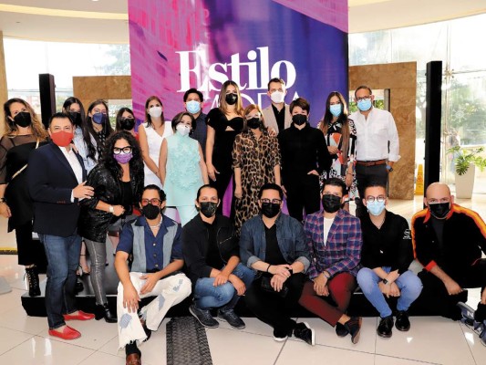 De izquierda a derecha, el line up de diseñadores junto a patrocinadores del evento: Gabby Zelaya, Andrea Arias, Melissa Cácere, Yulisa Zelaya, Pamela Cruz, Mabel Galeano, Gustavo Palacios, Carmen Danzilo, Blanca Bendeck, Ángel Fajardo, Gladys Gonzales, Stefania Valdez, Óscar Banegas, Yoyo Barrientos, Evelyn Madrid, Luis Guillen, Roberto Ramírez, Miguel Chong, Jerry Cárcamo, Tirso Rubio y Lawin Paz De izquierda a derecha, el line up de diseñadores junto a patrocinadores del evento: Gabby Zelaya, Andrea Arias, Melissa Cácere, Yulisa Zelaya, Pamela Cruz, Mabel Galeano, Gustavo Palacios, Carmen Danzilo, Blanca Bendeck, Ángel Fajardo, Gladys Gonzales, Stefania Valdez, Óscar Banegas, Yoyo Barrientos, Evelyn Madrid, Luis Guillen, Roberto Ramírez, Miguel Chong, Jerry Cárcamo, Tirso Rubio y Lawin Paz