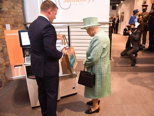 El recorrido de la Reina Isabel II por el supermercado Sainsbury