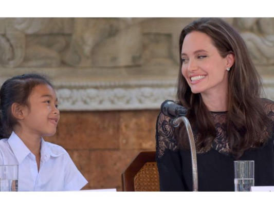 La actriz ofreció una conferencia de prensa e interactúo con los actores de su película, ella aprovechó para explicar su objetivo de exponer los crímenes contra la humanidad acontecidos en Camboya en décadas pasadas La actriz ofreció una conferencia de prensa e interactúo con los actores de su película, ella aprovechó para explicar su objetivo de exponer los crímenes contra la humanidad acontecidos en Camboya en décadas pasadas
