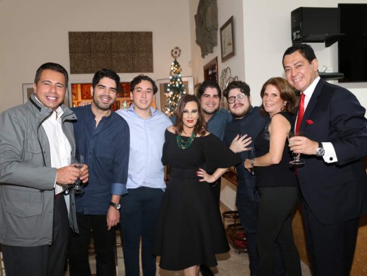 Simón Kafie, Jorge Castillo, Sebastián Montenegro, Blanca Bendeck, Guillermo Castillo, Jurek Jablonicky, Patty Castillo y el embajador Guillermo Gonzalez Arica Simón Kafie, Jorge Castillo, Sebastián Montenegro, Blanca Bendeck, Guillermo Castillo, Jurek Jablonicky, Patty Castillo y el embajador Guillermo Gonzalez Arica