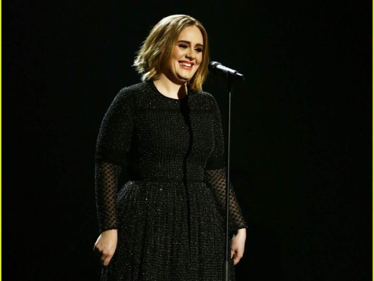 Adele reapareció con corte de pelo 'bob'
