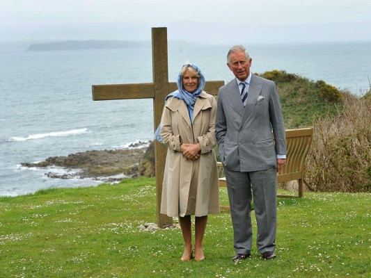 The Real Camilla: HRH The Duchess of Cornwall | ITV <br/>Odiada por su involucramiento con el príncipe Carlos antes de su divorcio con la princesa Diana, este documental ofrece una mirada íntima de la vilipendiada Camilla Parker-Bowles. El proyecto introduce al mundo a la futura reina consorte, una mujer controversial y el amor de la vida del futuro rey de Reino Unido.