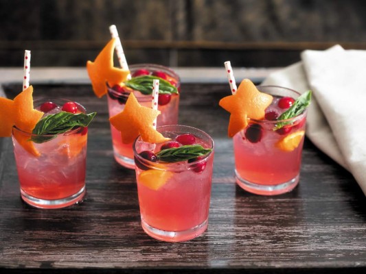 Una rica Sangría Rosada fácilmente la haces con 1.5 onzas de Bones Sangria, ½ onza de jugo de naranja, ½ onza de jugo de cerezas, 5 cerezas y 1 cucharadita de azúcar. Sirve hielo en el vasito que servirás la sangría. Macera 5 cerezas sin el tallo y una cucharadita de azúcar en una coctelera. Agrega todos los ingredientes y mucho hielo y agita hasta que esté bien frio. Sirve en el vasito con hielo y por último agrega 3 onzas de Pinot Grigio. Decora con un detalle elaborado con la piel de naranja y cerezas.<br/>