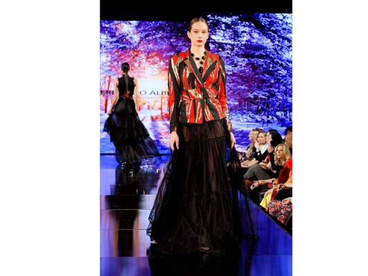 Faldas vaporosas en transparencias y chaquetas en colores bright envuelven la silueta femenina