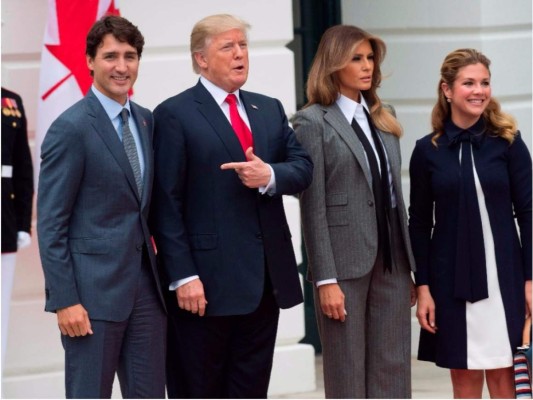 Melania Trump luce un traje y corbata en acto oficial