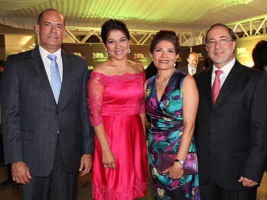 Roberto Alvarez, Karla Avila junto a Hilda y Jean Francoise de Peyrecave