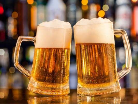 Cerveza. Una lata de cerveza regular contiene 153 calorías, lo que convierte a esta bebida como una de las bebidas alcohólicas con menos contenido calórico.