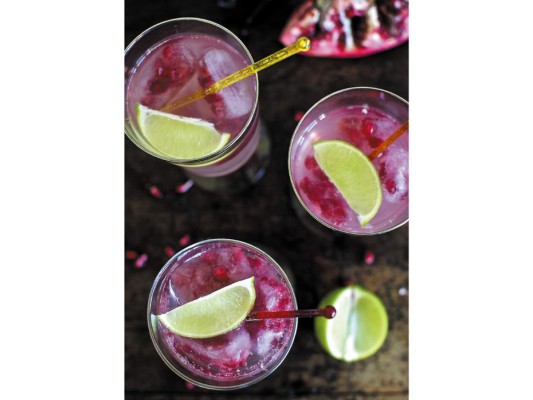 Paloma. En una coctelera coloca ¾ de hielo, 1.5 onzas de tequila 1800 reposado, 2 onzas de jugo de granadina, 1 cucharadita de néctar de agave. Sirve con slices de limón y granadina desgranada.<br/>