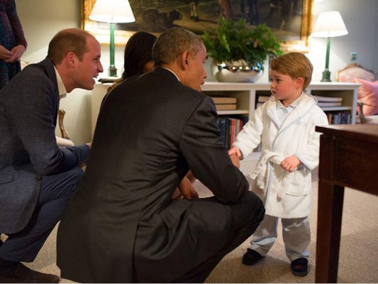 Príncipe George saluda al presidente Obama en bata y zapatillas