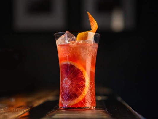 7. Naranja. Base o complemento de varios cocteles, es una de las frutas más versátiles. Disfruta un Orange Blossom Bellini mezclando 175ml de jugo de naranja recién exprimido con una cucharadita de Agua de Azahar (Orange blossom water), reparte la mezcla en seis copas flauta y llena con champagne o prosecco bien frío. Si lo tuyo es el gin prueba el Bebbo, un coctel que se prepara mezclando en un shaker 1 1/2 onzas de ginebra, una onza de sirope, 3/4 onzas de jugo de limón recién exprimido y 1/4 onza de jugo de naranja fresco. Vierte en un copa fría y decora con piel de naranja.