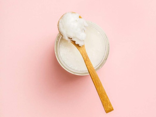Si tienes el cabello fino y dañado: opta por ingredientes más livianos con consistencia de gel como aloe vera, claras de huevo o miel.<br/><br/>Ingredientes<br/>2 claras de huevo<br/>2 cucharadas de aceite de coco<br/><br/>Preparación<br/>Mezcla bien las claras con el aceite. Aplica la mezcla desde la raíz hasta las puntas distribuyéndola bien con la ayuda de un peine de cerdas anchas. Deja actuar por 20 minutos. Lávate con agua templada o fría.<br/>