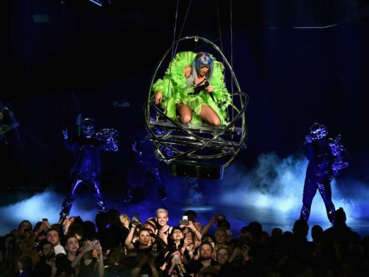 Lady Gaga viene más victoriosa que nunca y es que en estos últimos meses ha demostrado que está muy dedicada a su trabajo, dado que cada vez nos sorprende con nuevos proyectos. El último que ha lanzado es su residencia en el Park Theater de Las Vegas llamado “Enigma”, su primer concierto ya fue un total éxito en este la artista repaso toda su carrera musical desde el 2008 hasta la actualidad. Aquí te dejamos una galería de lo que fue esta magnífica noche.
