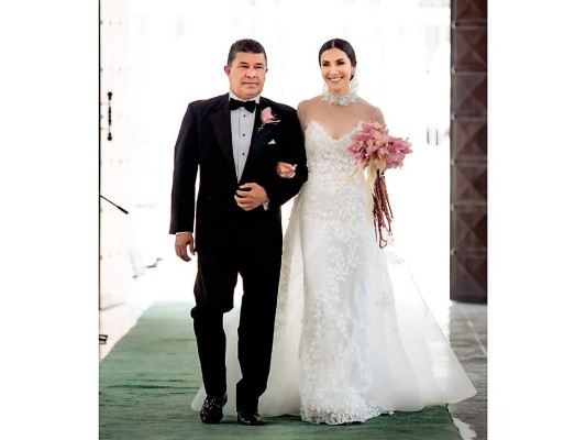 Emilio Silvestri acompaña al altar a su hija Paola Emilio Silvestri acompaña al altar a su hija Paola