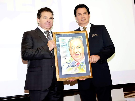 Juan Canahuati Fundador del Grupo Lovable e impulsor de la maquila en Honduras. Sus hijos Jesús y Mario Canahuati recibieron el reconocimiento en memoria de su padre.