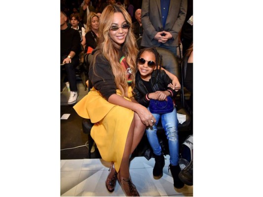 Hija de Beyoncé se luce en partido de Basketball con su bolso de Louis Vuitton