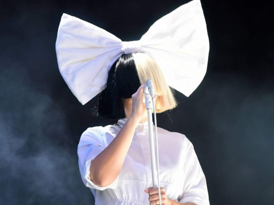 Sia viaja a Dubai sin su famosa peluca
