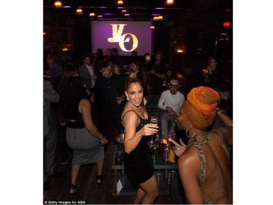 Jennifer Lopez muestra su espectacular figura en el afterparty de los AMAs
