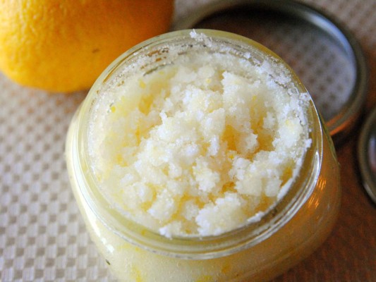 2. Exfoliante con limón. Puedes agregar unas gotas de jugo de limón a tu producto exfoliante para que aclare la piel. También puedes preparar un exfoliante casero mezclando una cucharadita de jugo de limón puro, una clara de huevo, cinco cucharadas de azúcar rubia o avena, mezcla bien hasta formar una pasta y aplícala en el rostro con movimientos circulares. Deja actuar por 15 minutos y enjuaga bien, Realiza de dos a tres veces por semana.