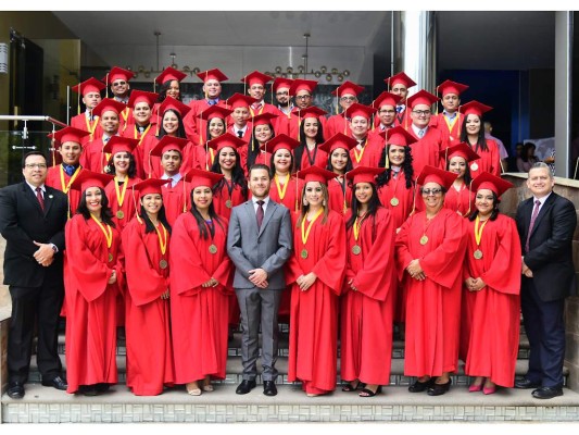 La Tercera promoción de la UTH Florida University.