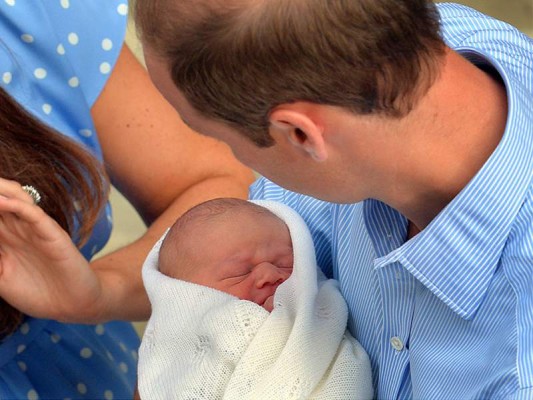 Julio 2013El príncipe George nació el lunes 22 de julio del 2013, pesando ocho libras. Él es tercero en la línea para heredar el trono de su bisabuela Isabel II.